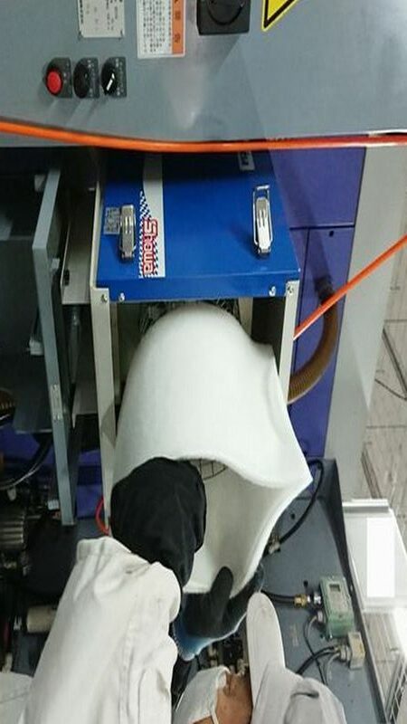 ミストコレクタのフィルター交換作業のメイン画像