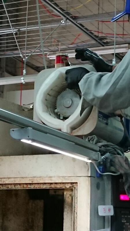 ミストコレクタのフィルター交換作業の写真2