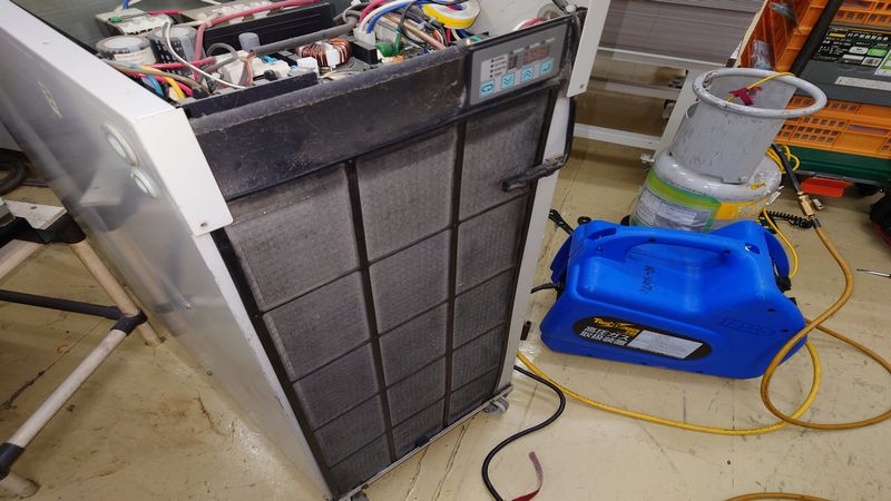 チラーのフロンガス回収作業のメイン画像